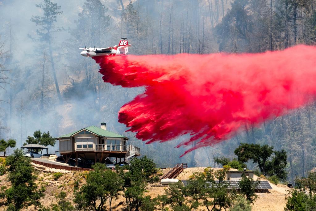 Einsatzkräfte bekämpfen die Waldbrände auch aus der Luft. - Foto: Noah Berger/AP/dpa
