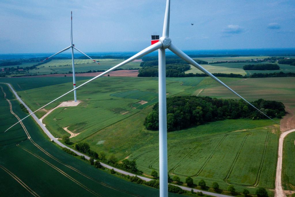 Windparks boomen: Zuletzt haben sich so viele Firmen wie noch nie für eine Förderung nach dem Erneuerbare-Energien-Gesetz (EEG) beworben. - Foto: Jens Büttner/dpa