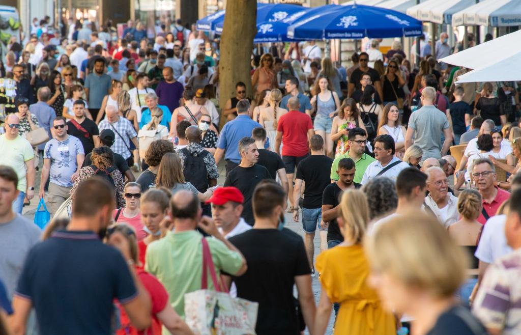 In deutschen Innenstädten waren im ersten Halbjahr mehr Besucher unterwegs als ein Jahr zuvor. Die Kaufinger Straße verzeichnete ein Plus von 7 Prozent. - Foto: Peter Kneffel/dpa