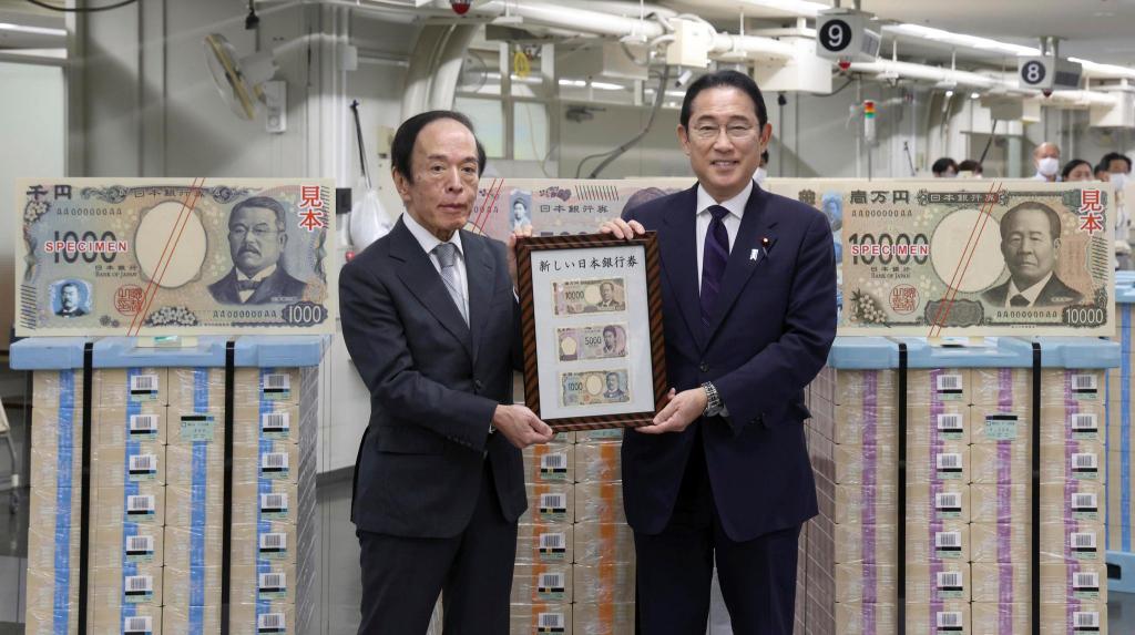 Japans Premierminister Fumio Kishida (r) und der Gouverneur der Bank of Japan, Kazuo Ueda, präsentieren die neuen Banknoten in Tokio. - Foto: Uncredited/Japan Pool via Kyodo News/dpa