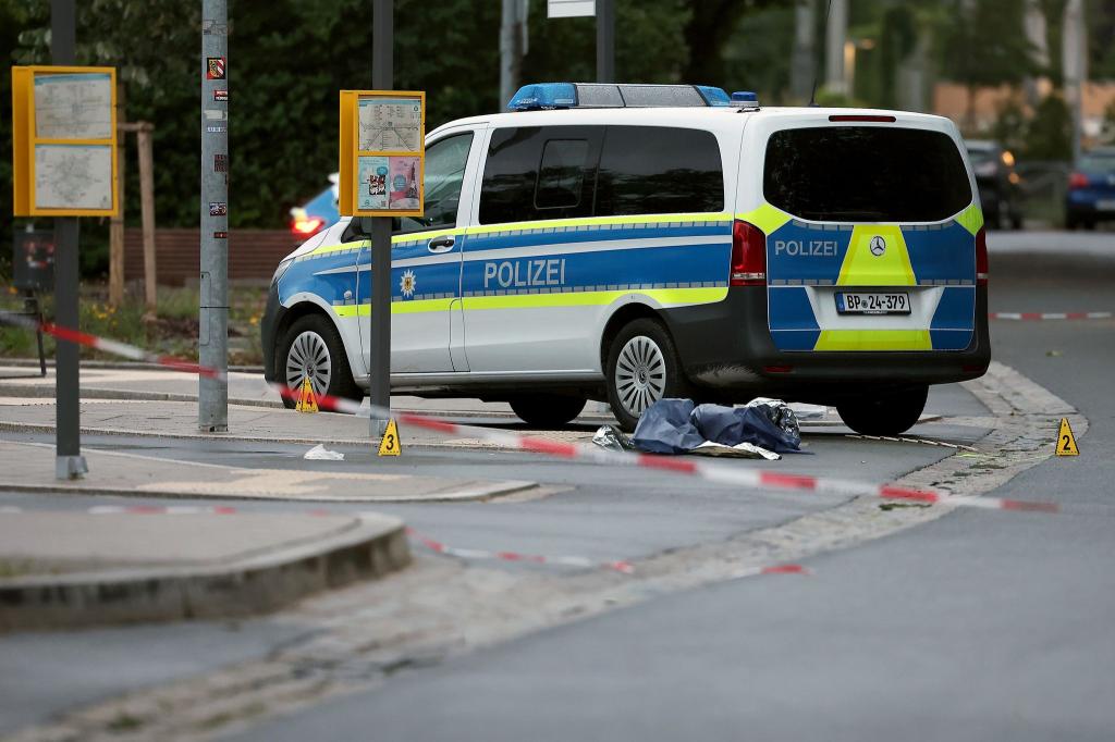 Am S-Bahnhof in Lauf an der Pegnitz nahe Nürnberg soll ein 34-Jähriger auf Bundespolizisten mit einem Messer losgegangen sein. - Foto: Daniel Löb/dpa