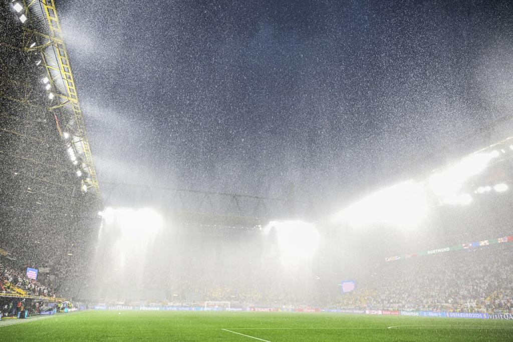 In der Summe hat es in den vergangenen zwölf Monaten rekordmäßig viel geregnet. Auch beim EM-Fußballspiel Deutschland gegen Dänemark hat es zeitweise geschüttet wie aus Eimern. - Foto: Federico Gambarini/dpa
