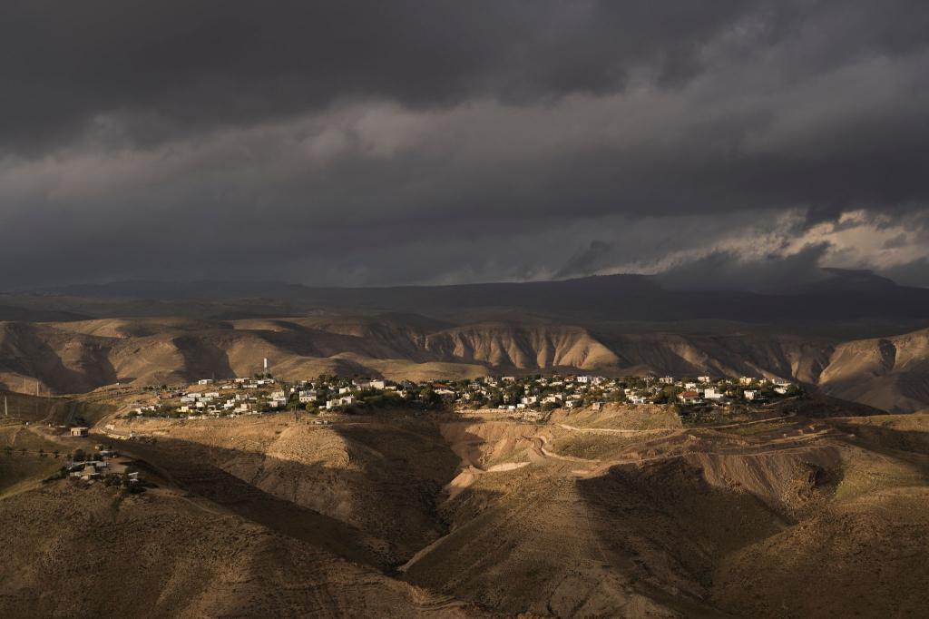 Blick auf eine israelische Siedlung im Westjordanland: Israels Führung treibt den Siedlungsbau trotz internationaler Kritik voran. - Foto: Mahmoud Illean/AP/dpa