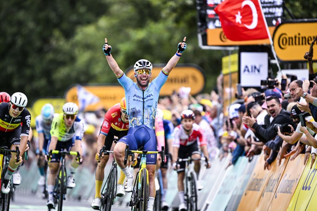 Mark Cavendish bejubelt seinen Etappensieg. - Foto: Jasper Jacobs/Belga/dpa