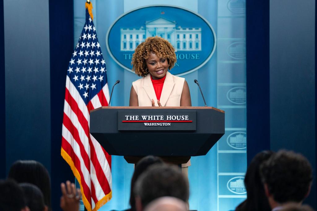 Die Sprecherin des Weißen Hauses, Karine Jean-Pierre, muss derzeit fast ausschließlich Fragen zum desaströsen TV-Auftritt ihres Chefs beatworten. - Foto: Evan Vucci/AP/dpa
