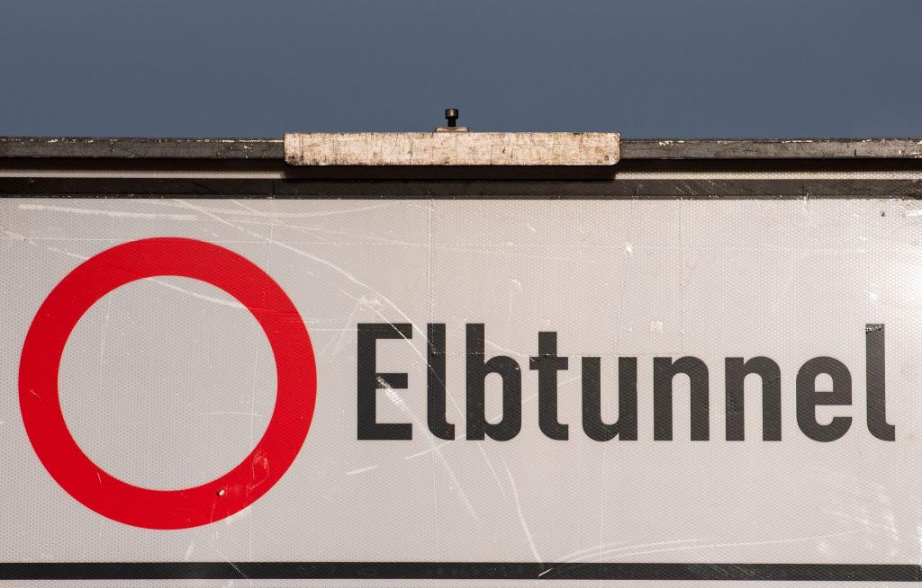 Ein Verkehrsschild mit der Aufschrift «Elbtunnel» steht Anfang April an der Autobahn A7. (Archivbild) - Foto: Daniel Bockwoldt/dpa