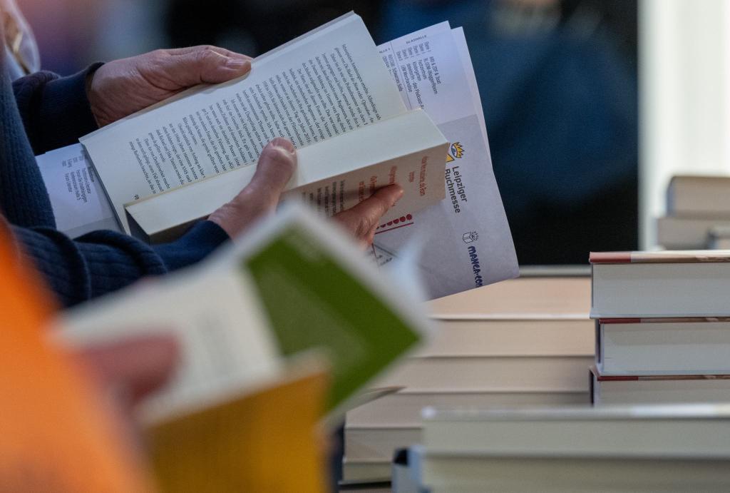 Young Adult oder New Adult heißen die Trends auf dem Buchmarkt - Foto: Hendrik Schmidt/dpa