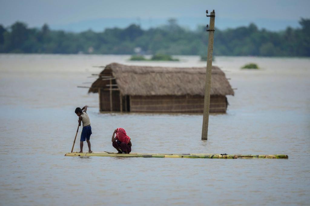 Mindestens 50 Menschen starben bislang in den Fluten. - Foto: Anupam Nath/AP/dpa