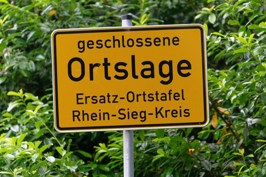 Das Ortsschild Hanf ist verschwunden - nun weist eine Ersatz-Tafel auf eine «geschlossene Ortslage» hin. - Foto: Henning Kaiser/dpa