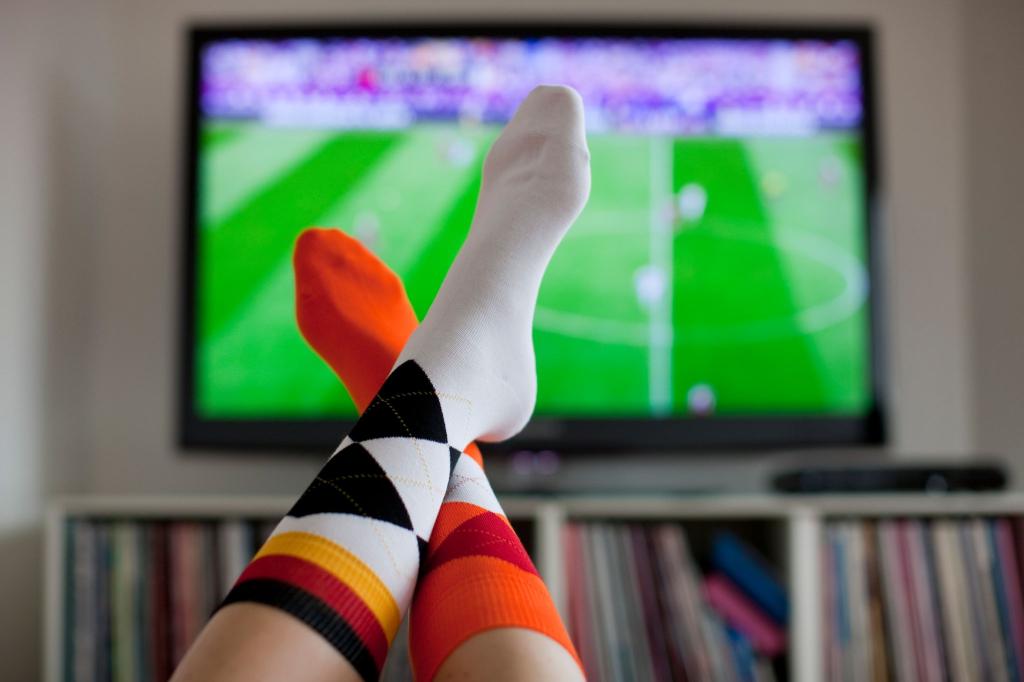Zur Fußball-EM zog beim Händler Expert die Nachfrage nach Fernsehgeräten an. (Symbolbild) - Foto: Rolf Vennenbernd/dpa