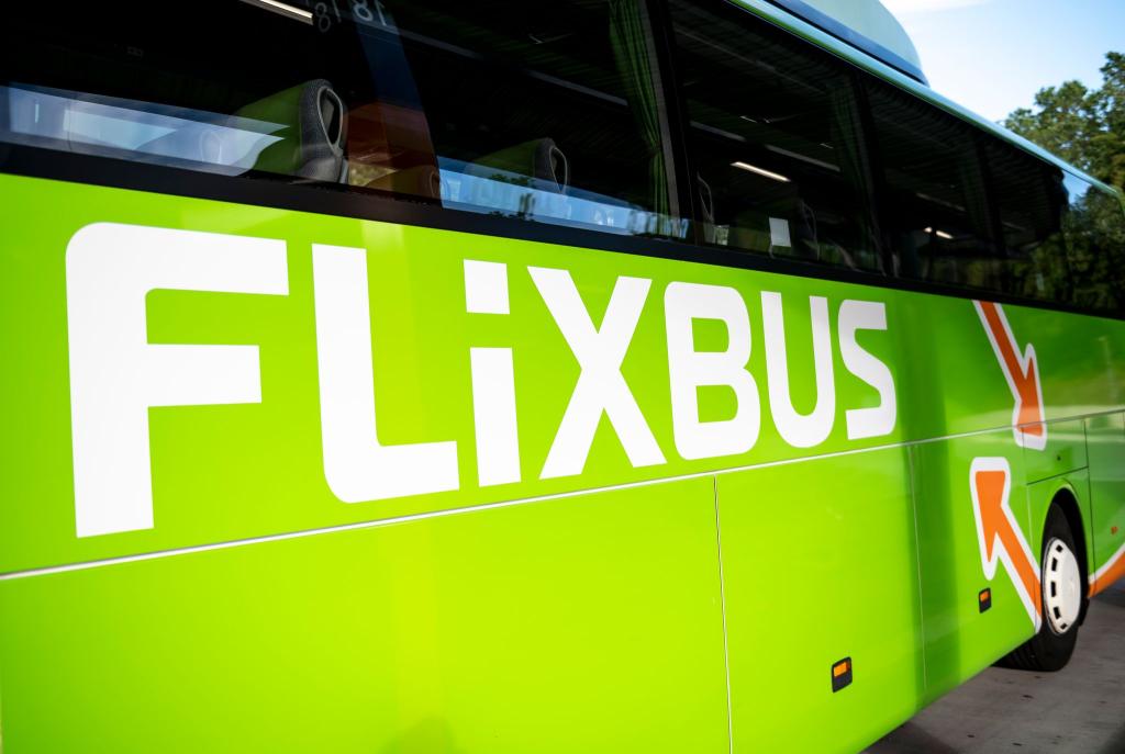 Flix, das neben Bussen auch Züge betreibt, hat neue Investoren. - Foto: Fabian Sommer/dpa