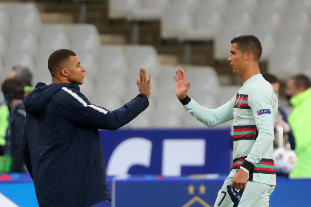 Treffen im EM-Viertelfinale aufeinander: Frankreichs Kylian Mbappé (l) und Portugals Cristiano Ronaldo. - Foto: Thibault Camus/AP/dpa