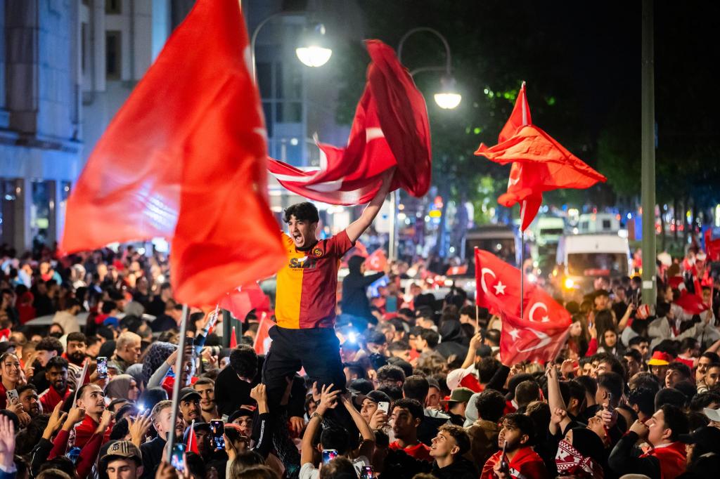 Türkische Fans feiern in Berlin. - Foto: Christoph Soeder/dpa