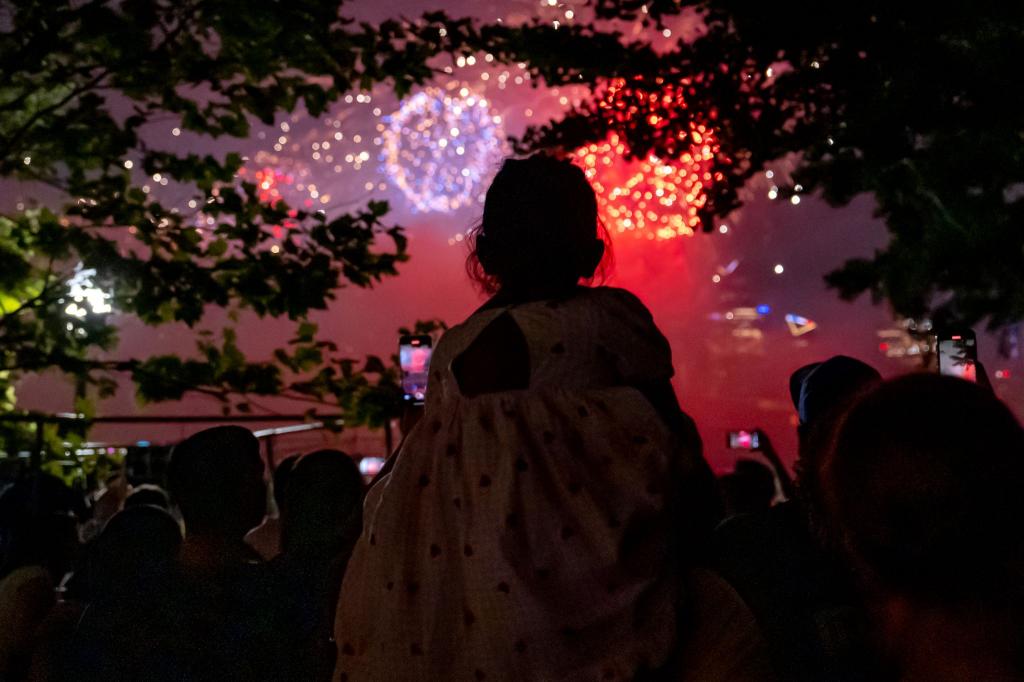 Der Unabhängingkeitstag wird in den USA traditionell mit Partys, Feuerwerk und Paraden gefeiert. - Foto: Julia Nikhinson/AP/dpa