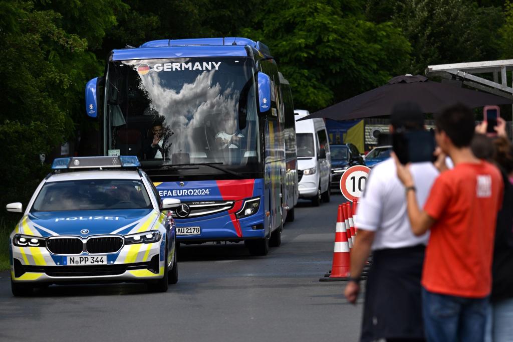 Der Bus der deutschen Fußball-Nationalmannschaft wird von der Polizei eskortiert. - Foto: Federico Gambarini/dpa