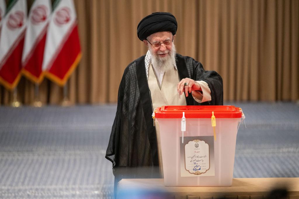 Staatsoberhaupt Chamenei eröffnet mit der Stimmabgabe die Wahl. - Foto: Arne Bänsch/dpa