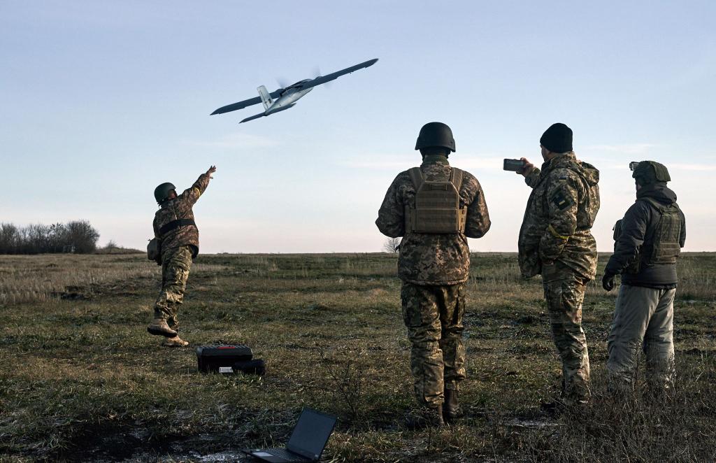 Drohnen sind eine der meistverwendeten Waffen beider Seiten in Russlands Angriffskrieg gegen die Ukraine. Hier starten ukrainische Soldaten eine Drohne gegen russische Stellungen. (Archivbild) - Foto: Libkos/AP/dpa
