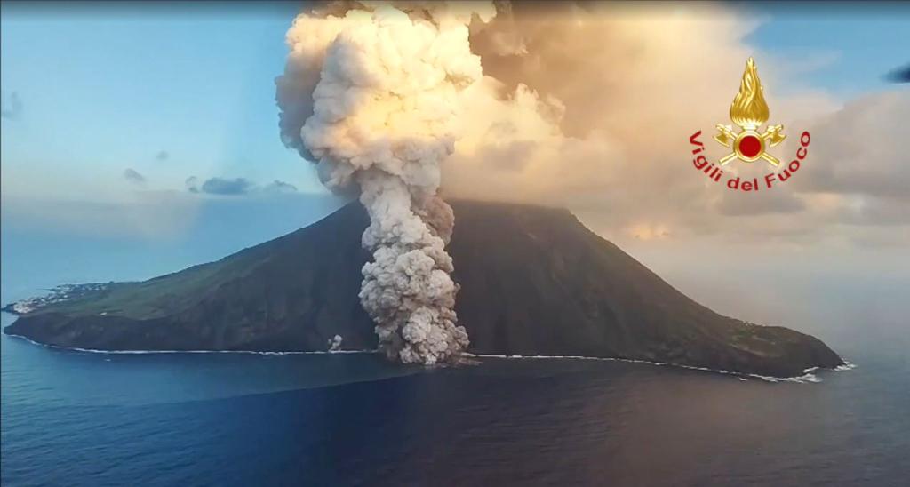 Aus Sorge vor einem schweren Ausbruch des Vulkans Stromboli gilt Alarmstufe rot. - Foto: --/Vigili del Fuoco/dpa
