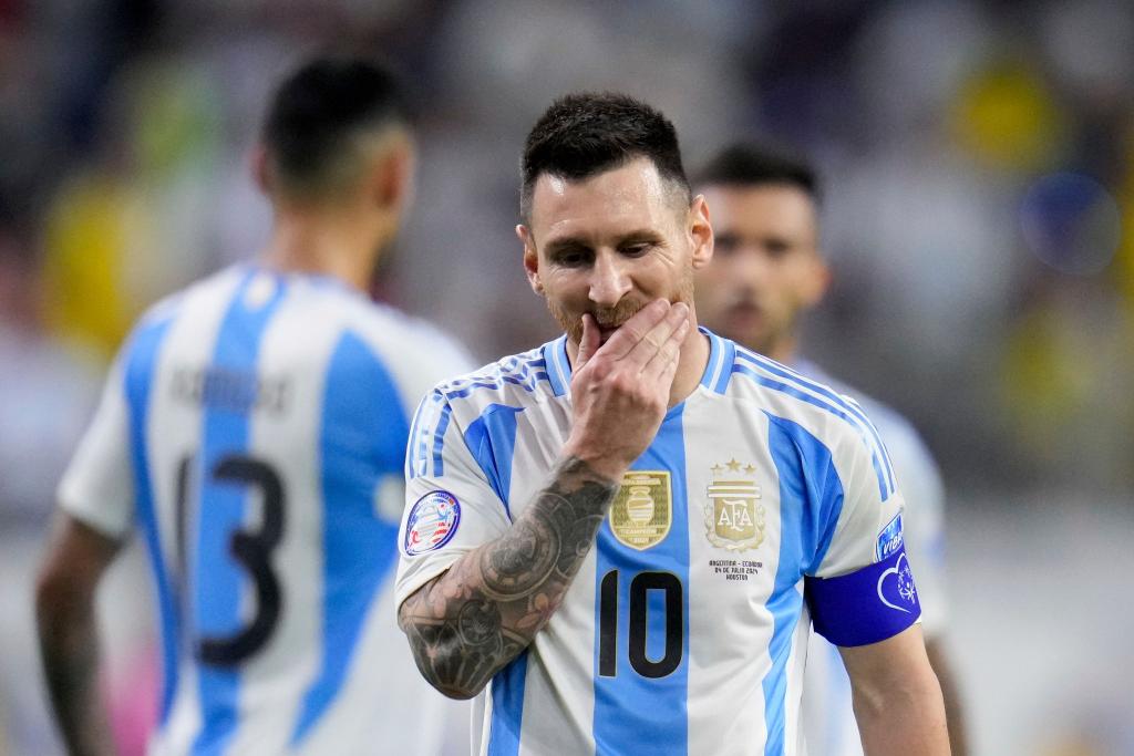Lionel Messi vergab einen Elfmeter, kam aber mit Argentinien trotzdem weiter. - Foto: Julio Cortez/AP/dpa