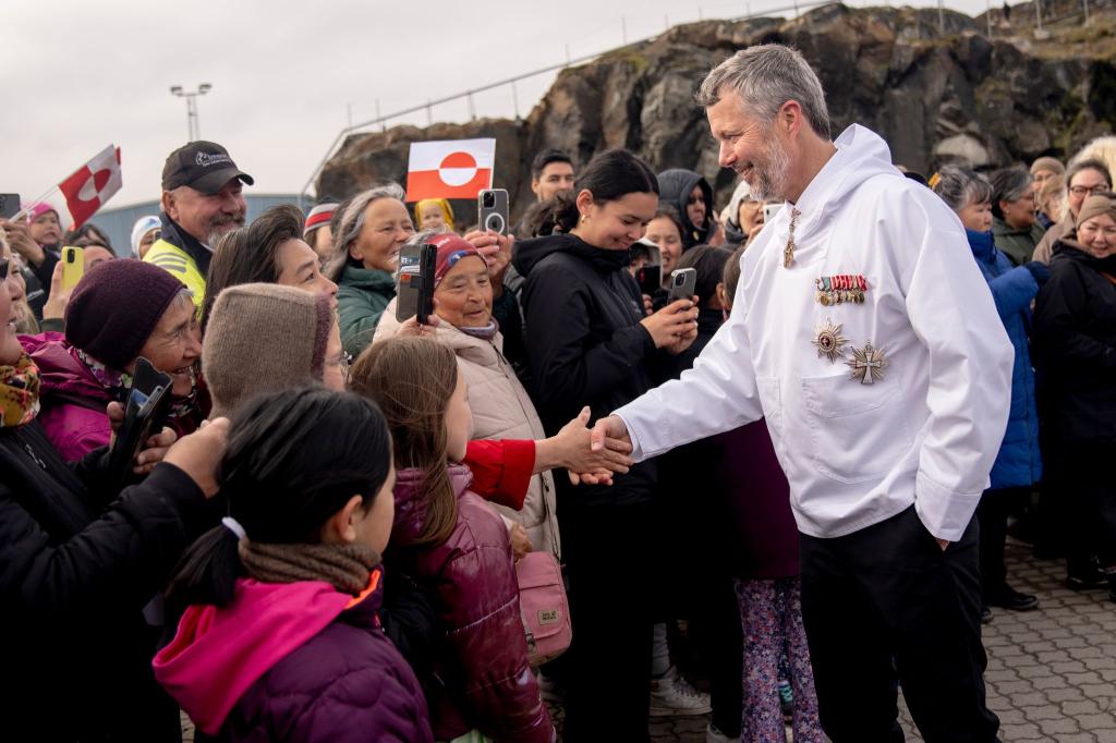 Royaler Besuch auf größter Insel der Erde: Dänemarks König Frederik X. ist in dieser Woche in Grönland zu Gast. - Foto: Ida Marie Odgaard/Ritzau Scanpix Foto via AP/dpa