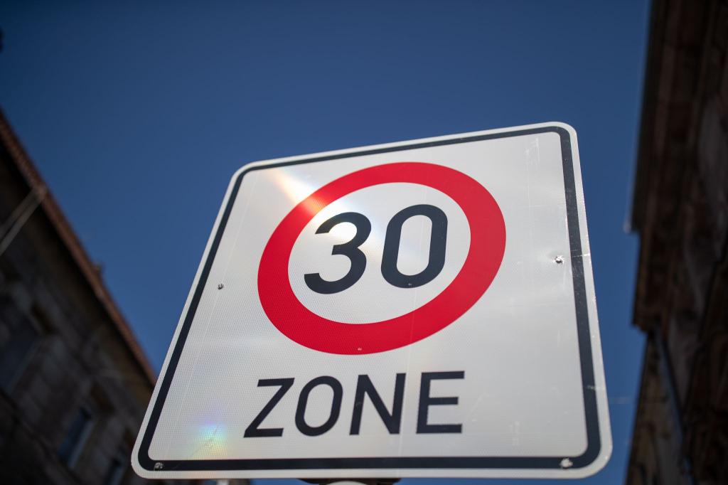 Lückenschlüsse zwischen Tempo 30-Zonen sollen einfacher werden. - Foto: Daniel Karmann/dpa