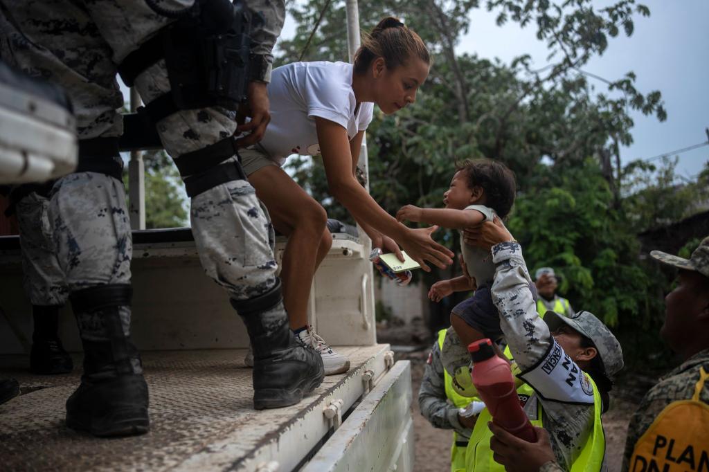Vorbereitung auf die Ankunft des Hurrikans «Beryl»: Menschen werden von der Nationalgarde in eine Notunterkunft gebracht. - Foto: Felix Marquez/dpa