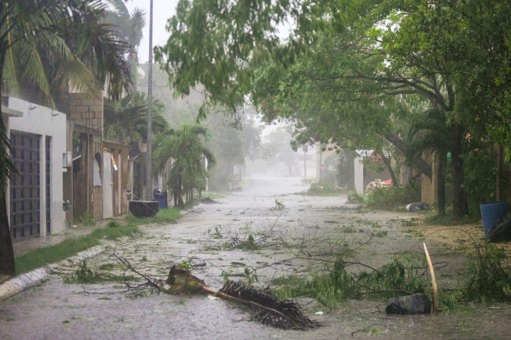 Über Land auf der mexikanischen Halbinsel Yucatán schwächte «Beryl» ab. - Foto: Fernando Llano/AP/dpa