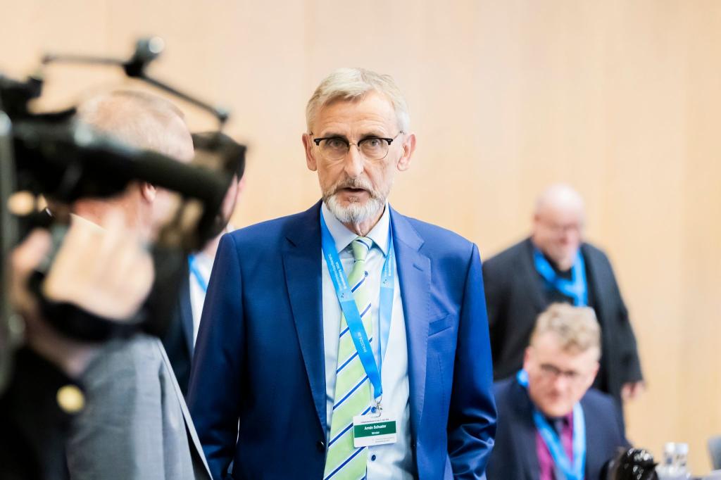 Sachsens Innenminister Armin Schuster bei einer Konferenz - Foto: Christoph Soeder/dpa