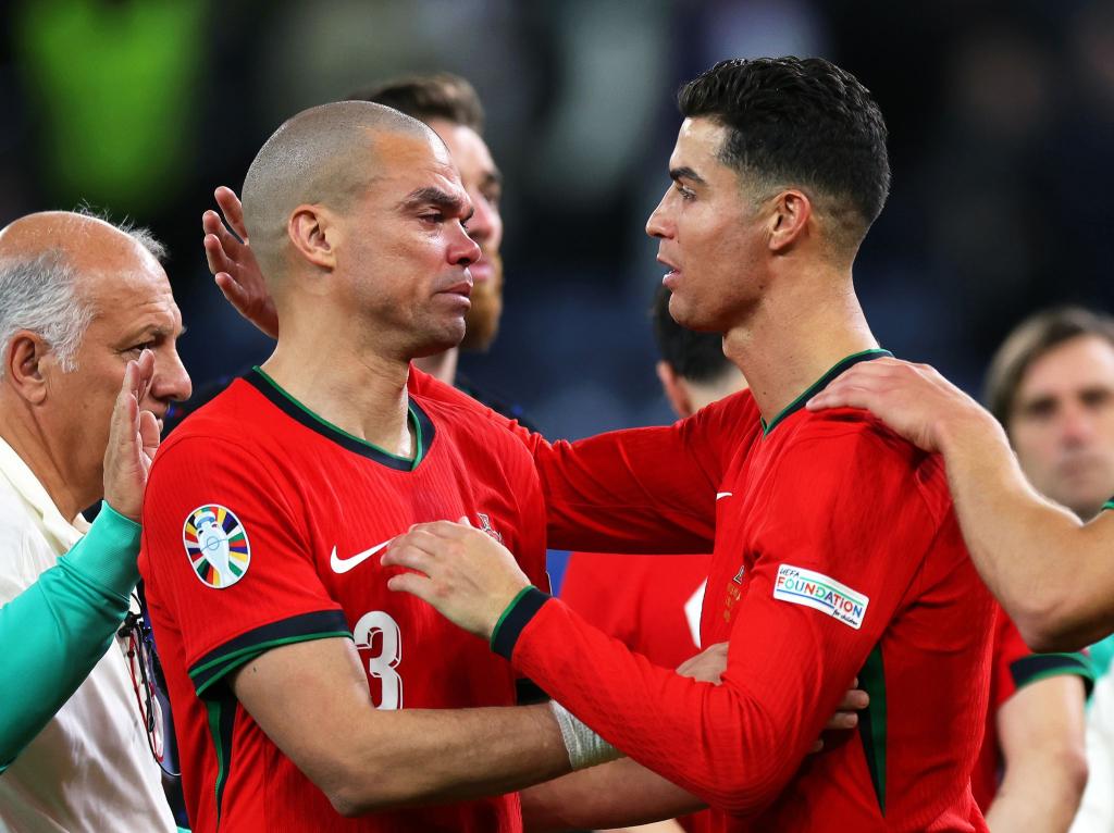 Portugals Pepe (l) wird nach dem EM-Aus von Cristiano Ronaldo getröstet. - Foto: Jens Büttner/dpa