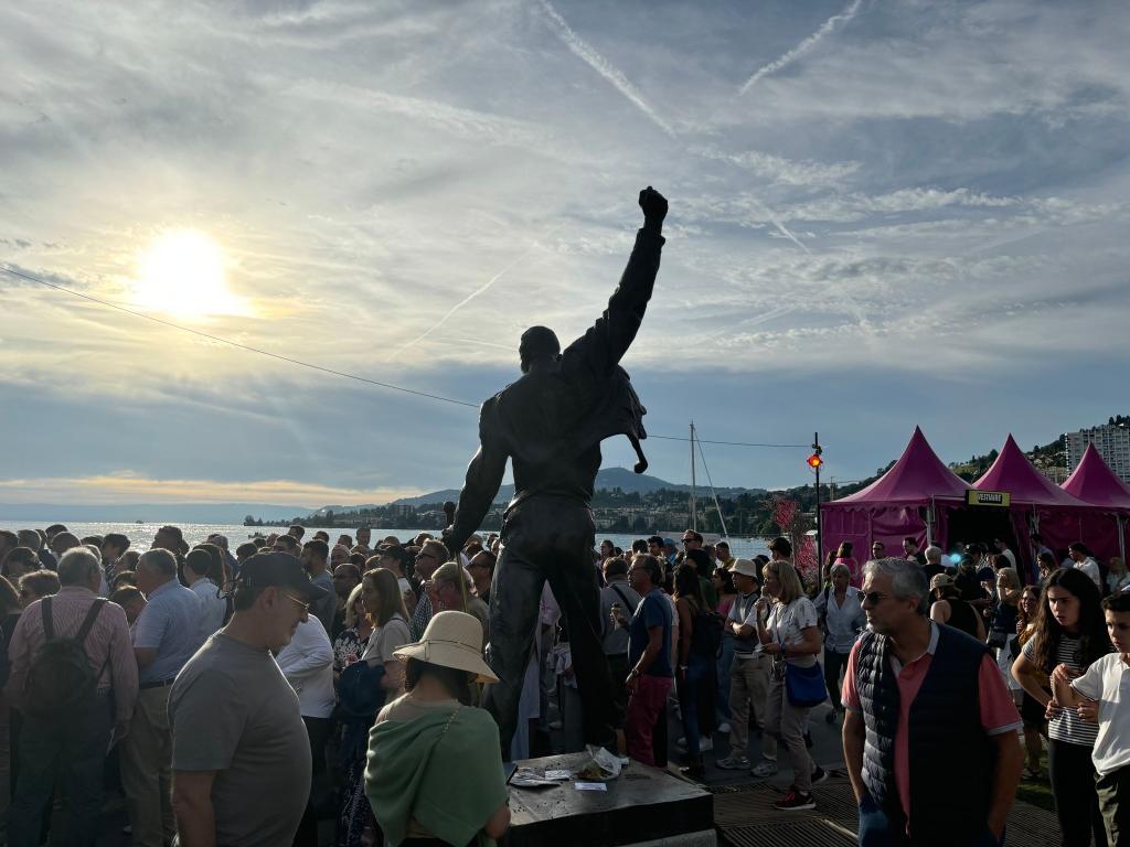 Besucher drängen sich am Denkmal für einen der berühmtesten Montreux-Besucher, Freddie Mercury, vor dem Eingang der Seebühne. - Foto: Christiane Oelrich/dpa