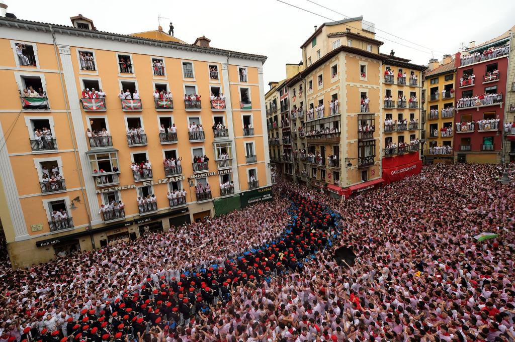 Eine begeisterte Menschenmenge feiert die Eröffnung des Sanfermín-Festes. - Foto: Alvaro Barrientos/AP/dpa