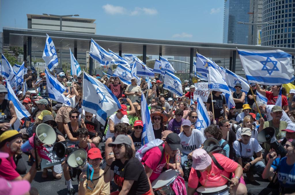 Isrealische Demonstranten fordern einen sofortigen Geisel-Deal. - Foto: ILIA YEFIMOVICH/dpa