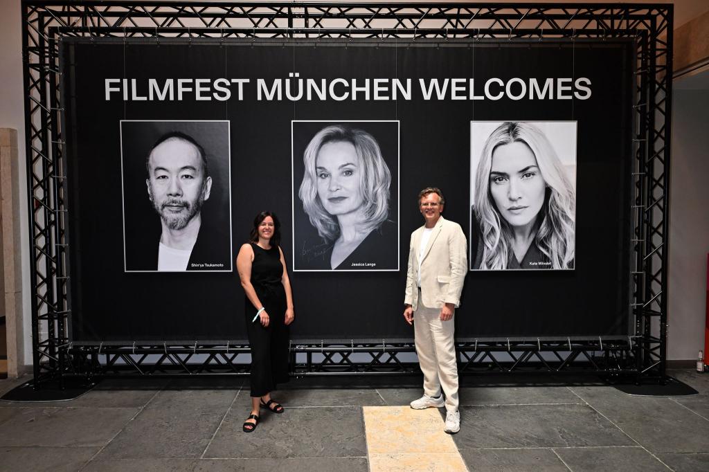 Filmfest München: Die künstlerische Co-Leiterin Julia Weigl und Christoph Gröner zeigen sich zufrieden zum Ende des Festivals. - Foto: Felix Hörhager/dpa