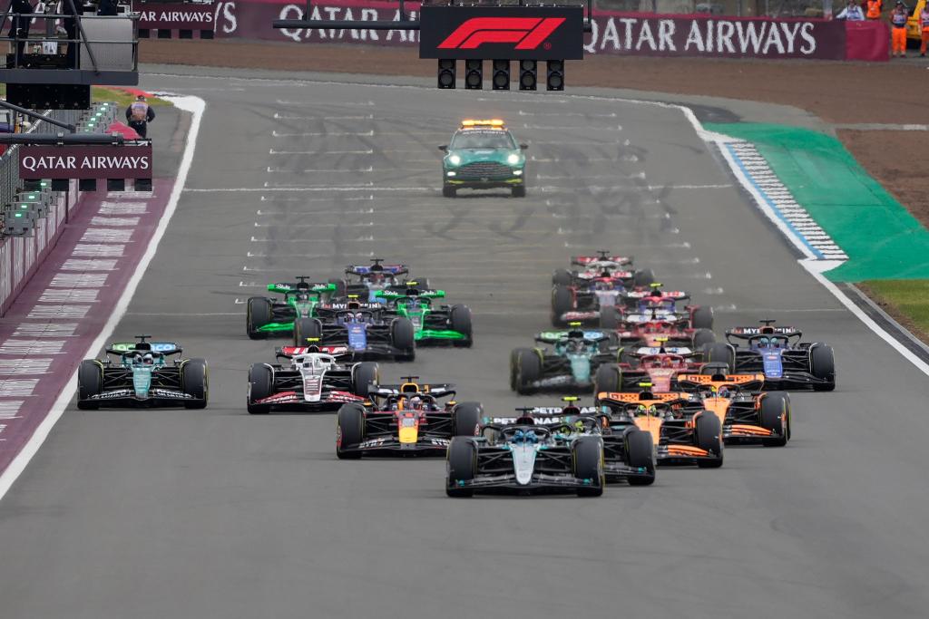 Lewis Hamilton ist beim Grand Prix in Großbritannien zum Sieg gefahren. - Foto: Luca Bruno/AP/dpa