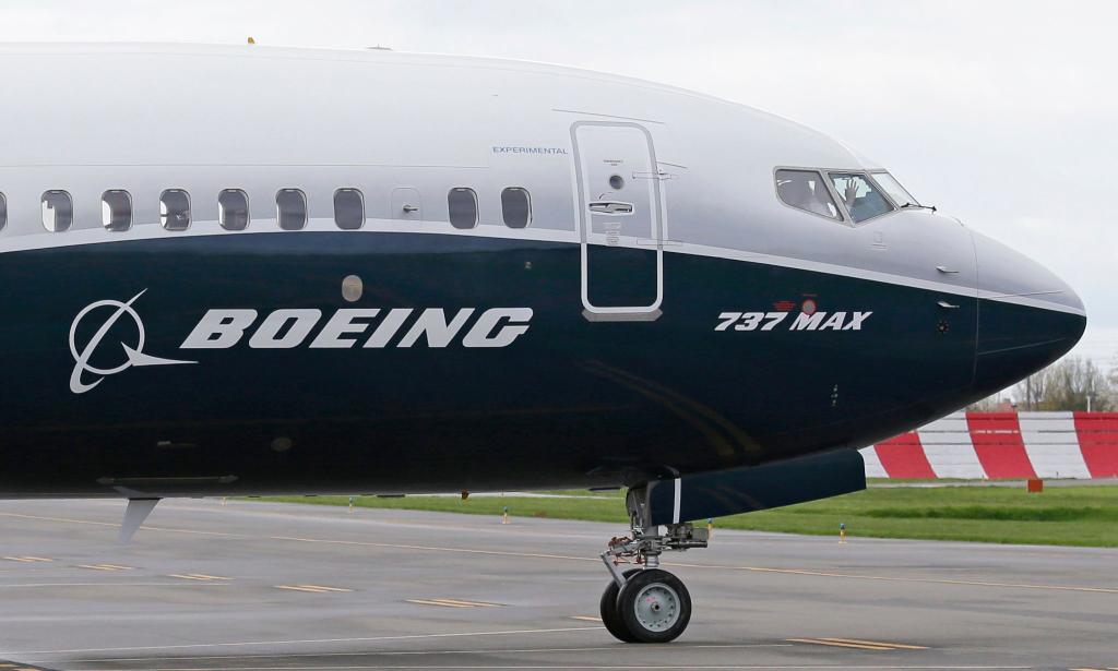 Nach zwei Abstürzen von Maschinen des Typs 737 Max mit 346 Todesopfern entging Boeing mit Versprechen der Strafverfolgung. Jetzt werden neue Strafen fällig, weil der Konzern die damaligen Auflagen schlecht umsetzte. - Foto: Ted S. Warren/AP/dpa