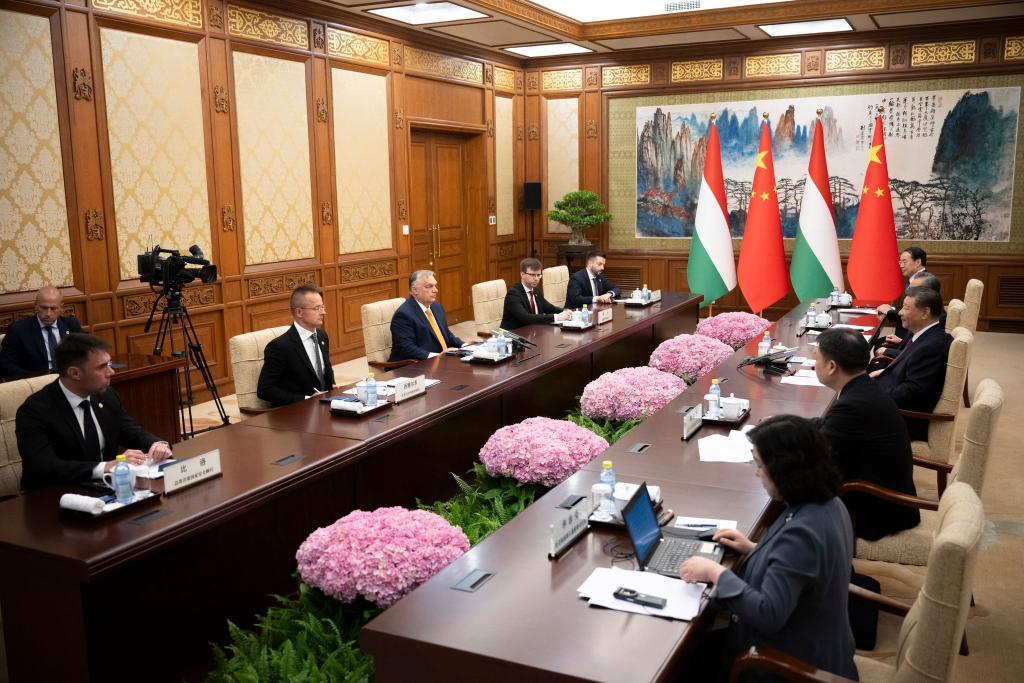 Vor seiner Ankunft in China war Ungarns Ministerpräsident Viktor Orban in Russland und der Ukraine zu Gesprächen über den laufenden Krieg. - Foto: Vivien Cher Benko/Ungarisches Presseamt des Premierministers/MTI via AP/dpa