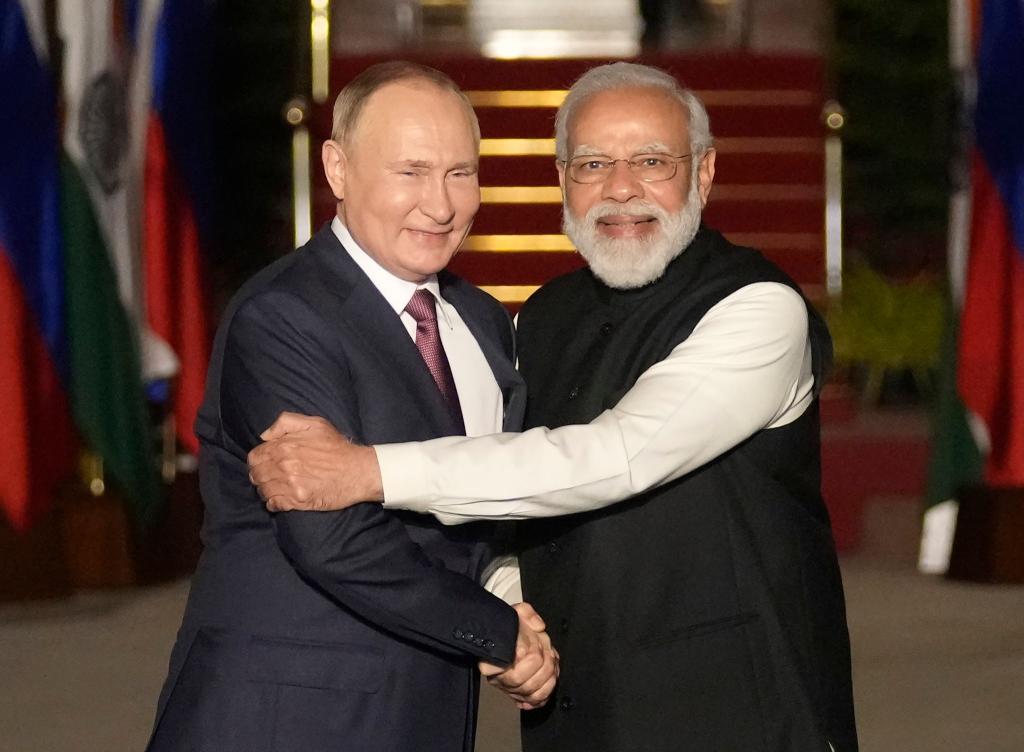 Indiens Premierminister Narendra Modi nennt Kremlchef Putin seinen Freund, in Moskau wollen sie auch über den russischen Angriffskrieg gegen die Ukraine sprechen. (Archivbild) - Foto: Manish Swarup/AP/dpa