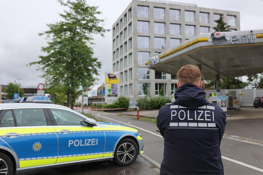 Die Polizei fasst zwei flüchtige Täter in der Schweiz. Sie sollen an einer Tankstelle in Konstanz einen Mnn schwer verletzt haben. - Foto: Florian Förster SWD/Südwestdeutsches Mediennetzwerk/dpa