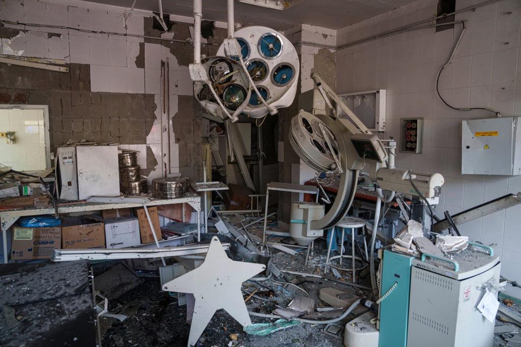 Ein Blick auf die Schäden in dem von russischen Raketen getroffenen Teil des Kinderkrankenhauses. - Foto: Evgeniy Maloletka/AP/dpa