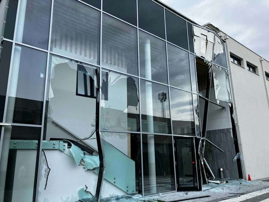 Am Gebäude entstand nach Angaben der Behörden «immenser Sachschaden». - Foto: Dominik Mandl/APA/dpa