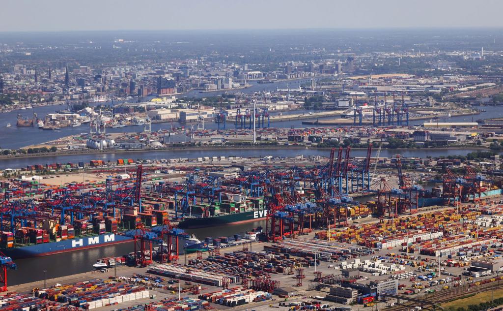 Die Gewerkschaft Verdi ruft die Beschäftigten im Hamburger Hafen zu Warnsteiks auf, - Foto: Christian Charisius/dpa