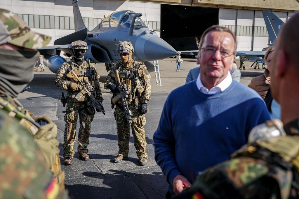 Verteidigungsminister Pistorius macht seinen Unmut über die weitere Finanzierung der Bundeswehr Luft. - Foto: Kay Nietfeld/dpa