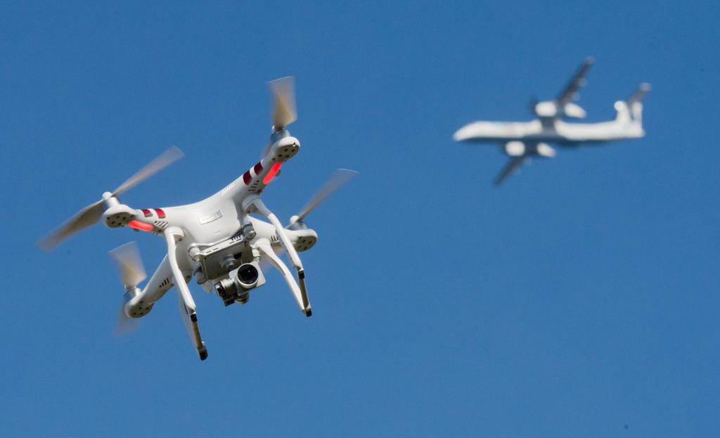 Im ersten Halbjahr 2024 zählt die Deutsche Flugsicherung bundesweit 75 Behinderungen durch Drohnen. - Foto: Julian Stratenschulte/dpa