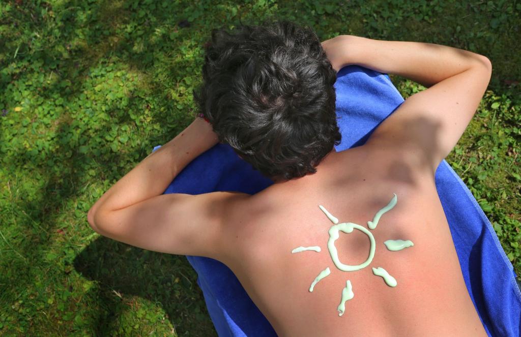 Gut gecremt heißt gut geschützt - nicht nur vor Sonnenbrand, sondern langfristig auch vor Hautkrebs. - Foto: Karl-Josef Hildenbrand/dpa/dpa-tmn
