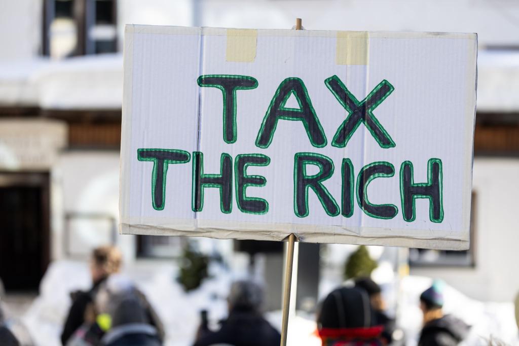 Sollte die Vermögenssteuer wiedereingeführt werden? Einer Umfrage zufolge spricht sich eine Mehrheit dafür aus. (Symbolbild) - Foto: Hannes P Albert/dpa
