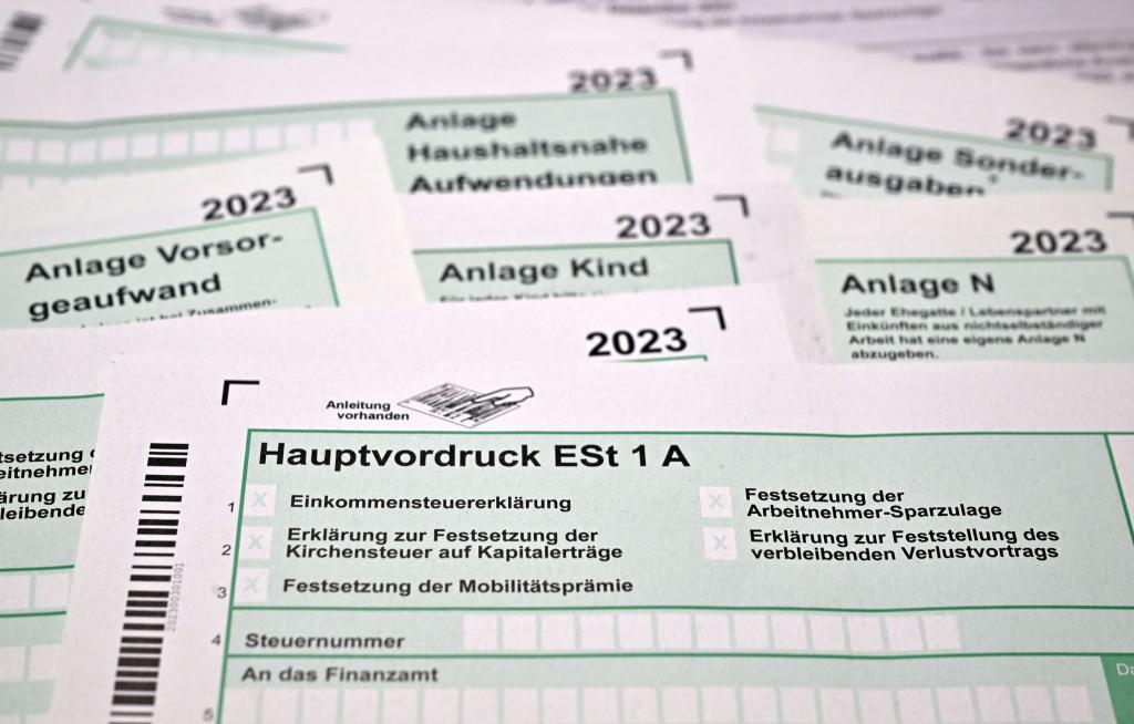 Nach Berechnungen des Bunds der Steuerzahler arbeiten Bürgerinnen und Bürger in diesem Jahr bis zum 11. Juli für die Staatskasse. (Symbolbild) - Foto: Martin Schutt/dpa