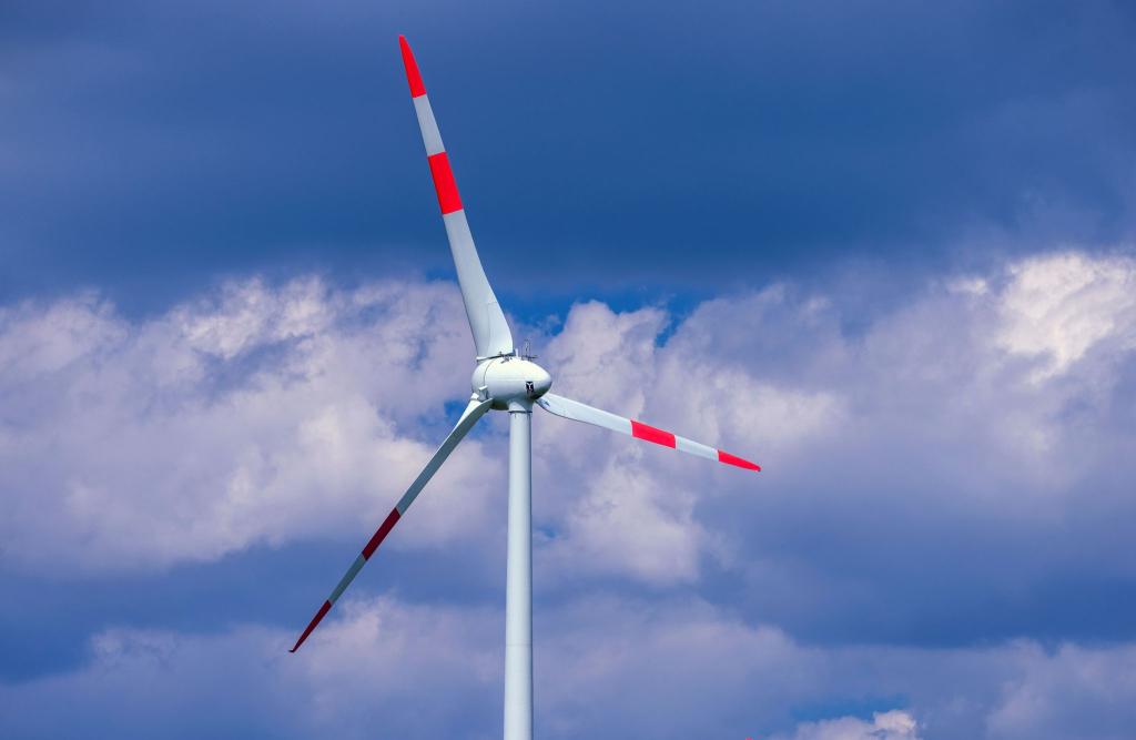 In Deutschland und der EU ist die Stimmung in der Windenergiebranche laut einer Umfrage deutlich gestiegen - Foto: Jens Büttner/dpa