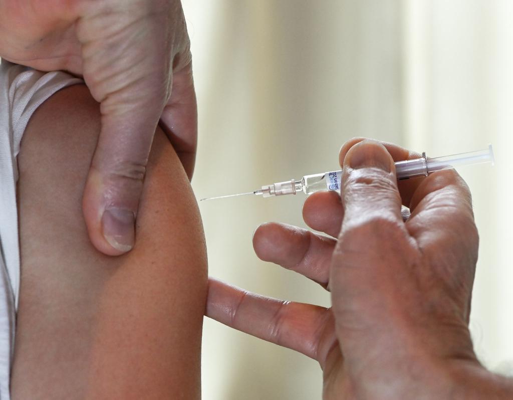 Momentan gibt es in Deutschland laut Experten noch keine Veranlassung, Menschen aktiv zu impfen. (Symbolbild) - Foto: Jens Kalaene/dpa-Zentralbild/ZB