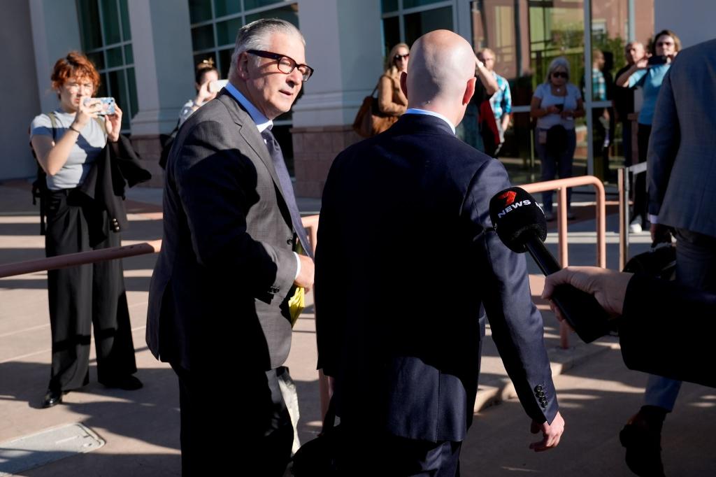 Alec Baldwin auf dem Weg ins Gerichtsgebäude - Foto: Ross D. Franklin/AP/dpa