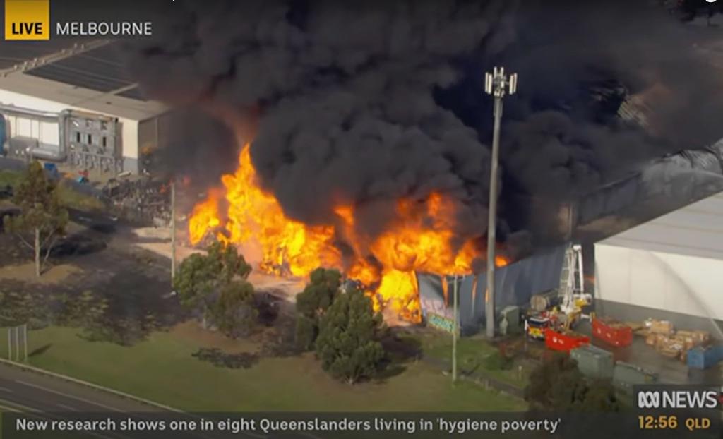 Es könnte Tage dauern, den Brand völlig unter Kontrolle zu bringen. - Foto: Abc News 24/ABC NEWS 24/dpa